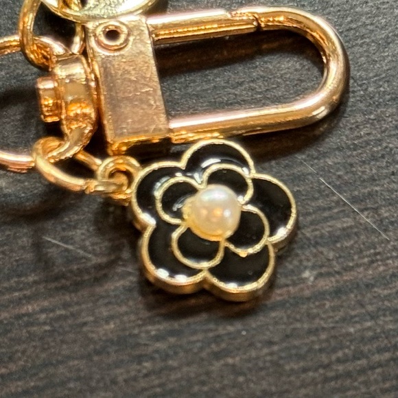 Black Enamel and Pearl Camellia Bag Charm Keychain Hold - Picture 2 of 3